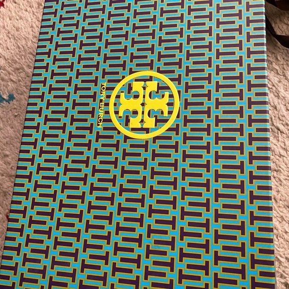 Tory Burch boots slight wear on bottom heal tread size 11 - Picture 2 of 6